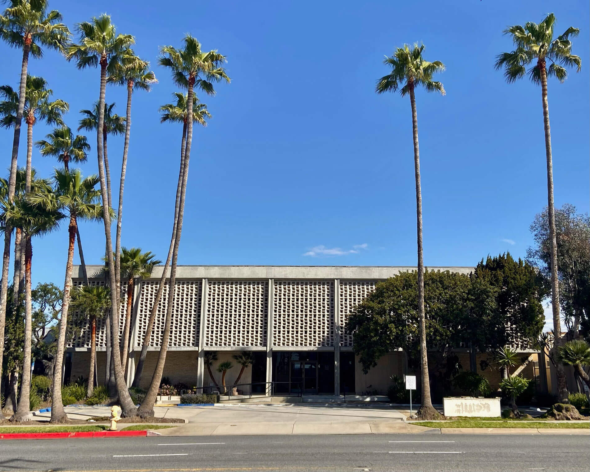 Exterior of the Hahn Building, a midcentury office building in Los Angeles, designed by George Nowak.