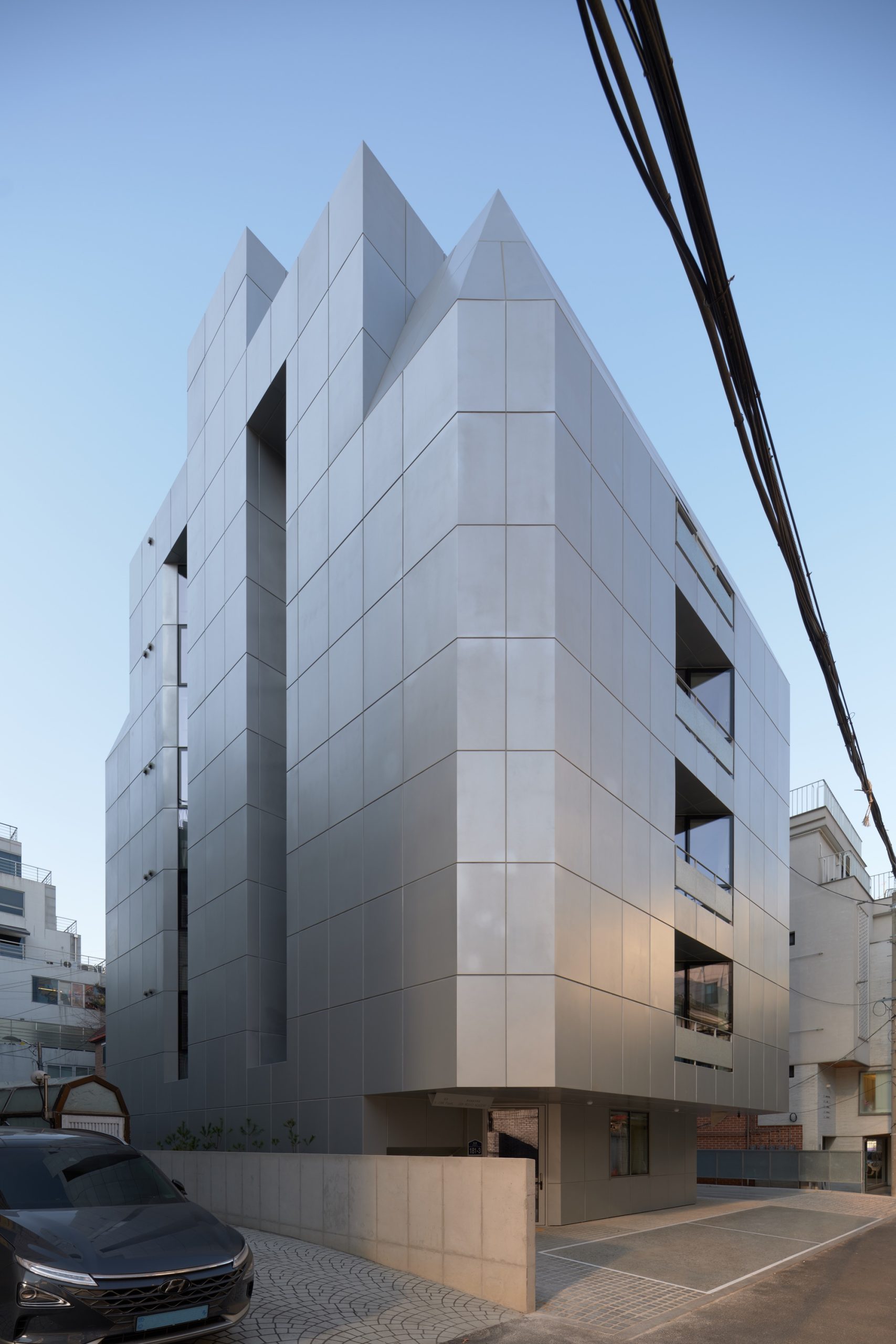 Exterior view of the 3D Building, a music preparatory academy by FHHH friends.