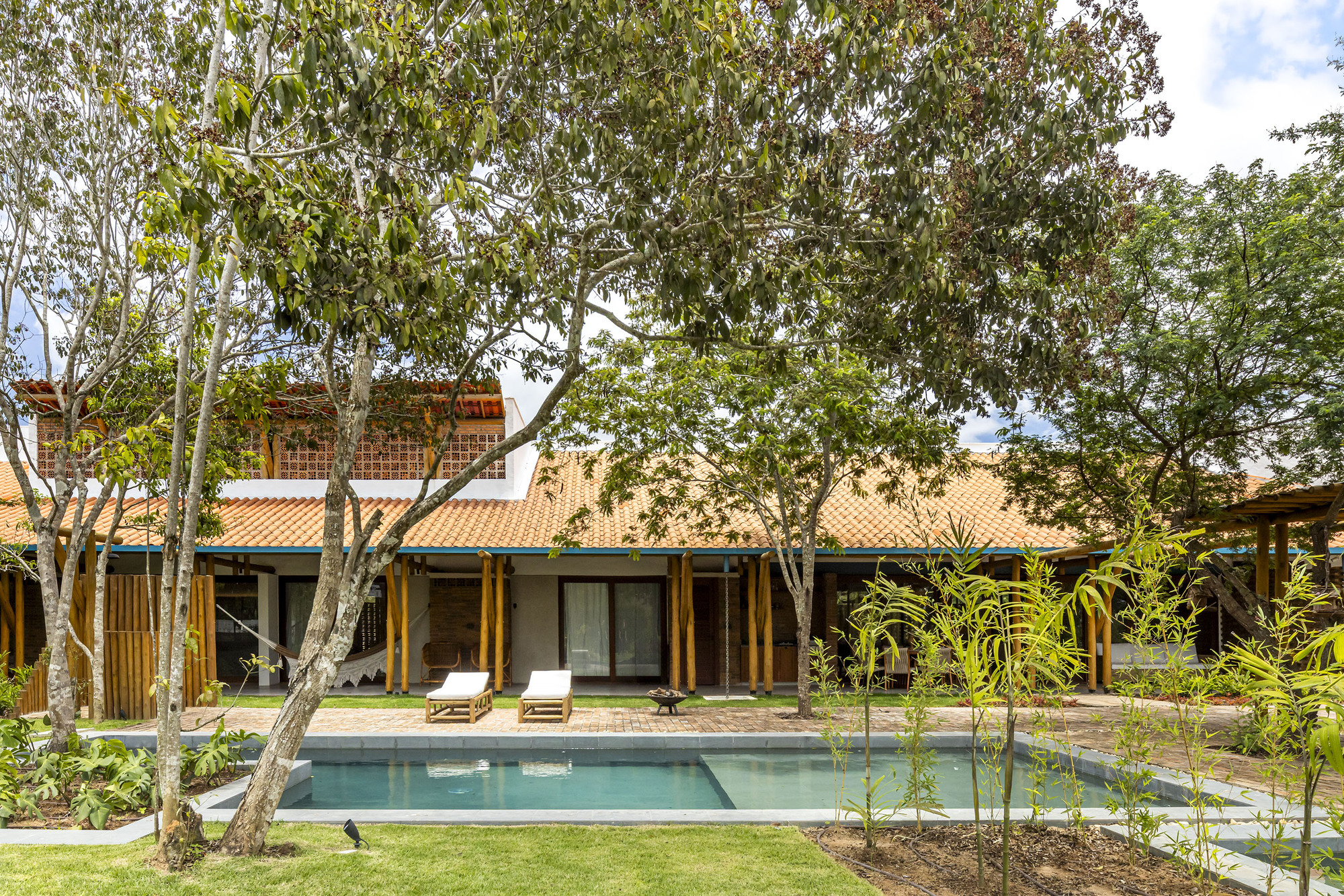 Exterior view of Casa Chamego, a contemporary residence in Caruaru, Brazil, featuring a blend of modern design and local architectural elements.