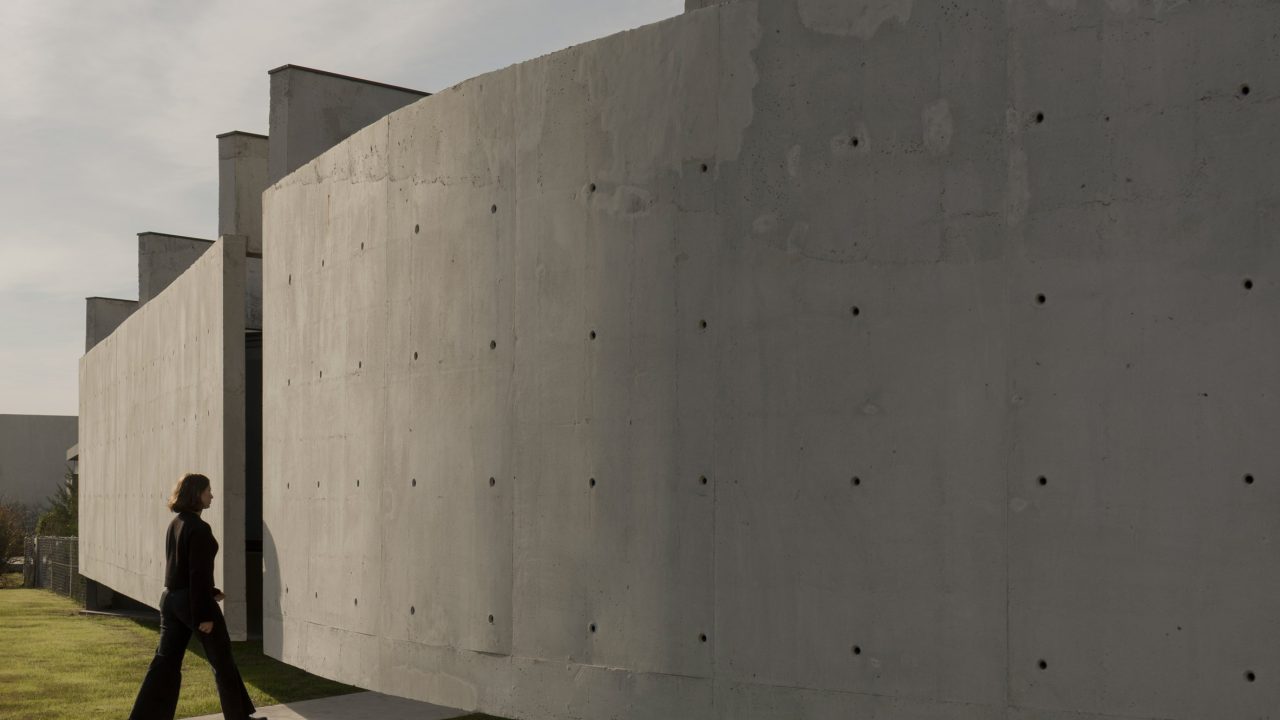 Además Arquitectura Completes Casa Alba II in Buenos Aires with Introspective Concrete Wall