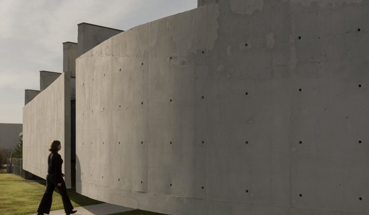 Además Arquitectura Completes Casa Alba II in Buenos Aires with Introspective Concrete Wall