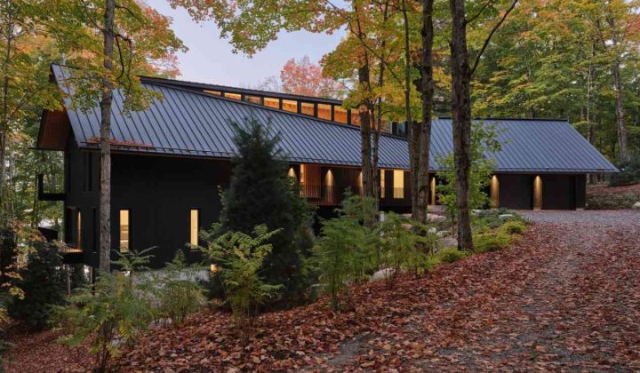 Shield and Shelter: A Lakeside Family Retreat Embraces Muskoka’s Rugged Landscape