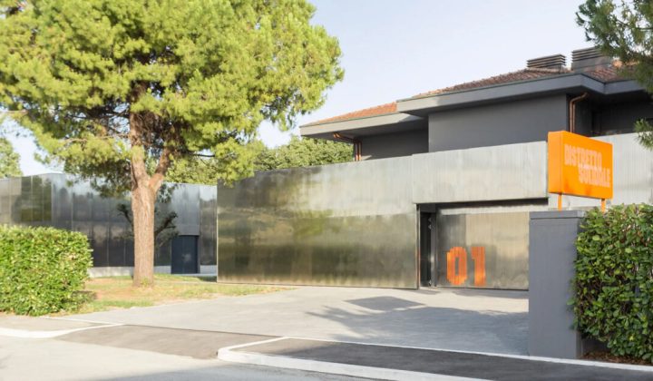 Distretto Solidale: Facciata Riflettente Integra Spazio Sociale nel Paesaggio Italiano