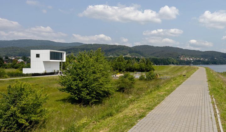 Periscope House in Poland Offers Lake Views Above Embankment Obstruction