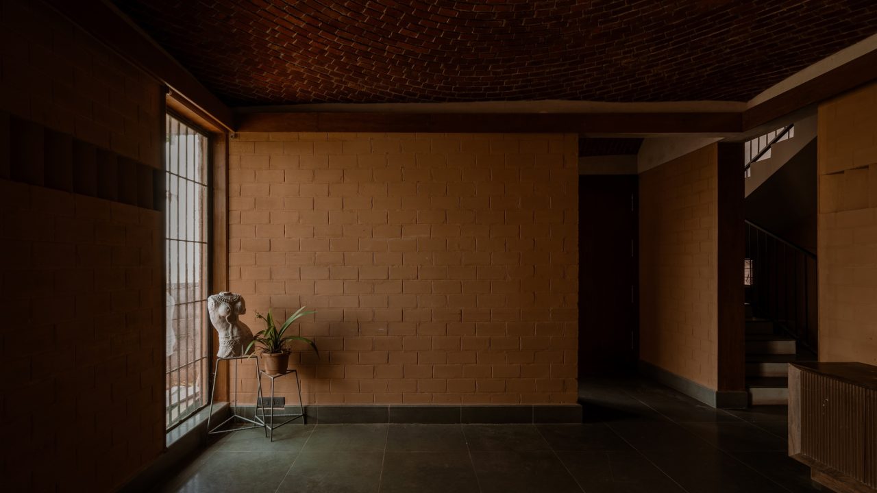 Sudhagar’s Mud House by Aagaram Architects Reinterprets Vernacular Techniques in Hosur