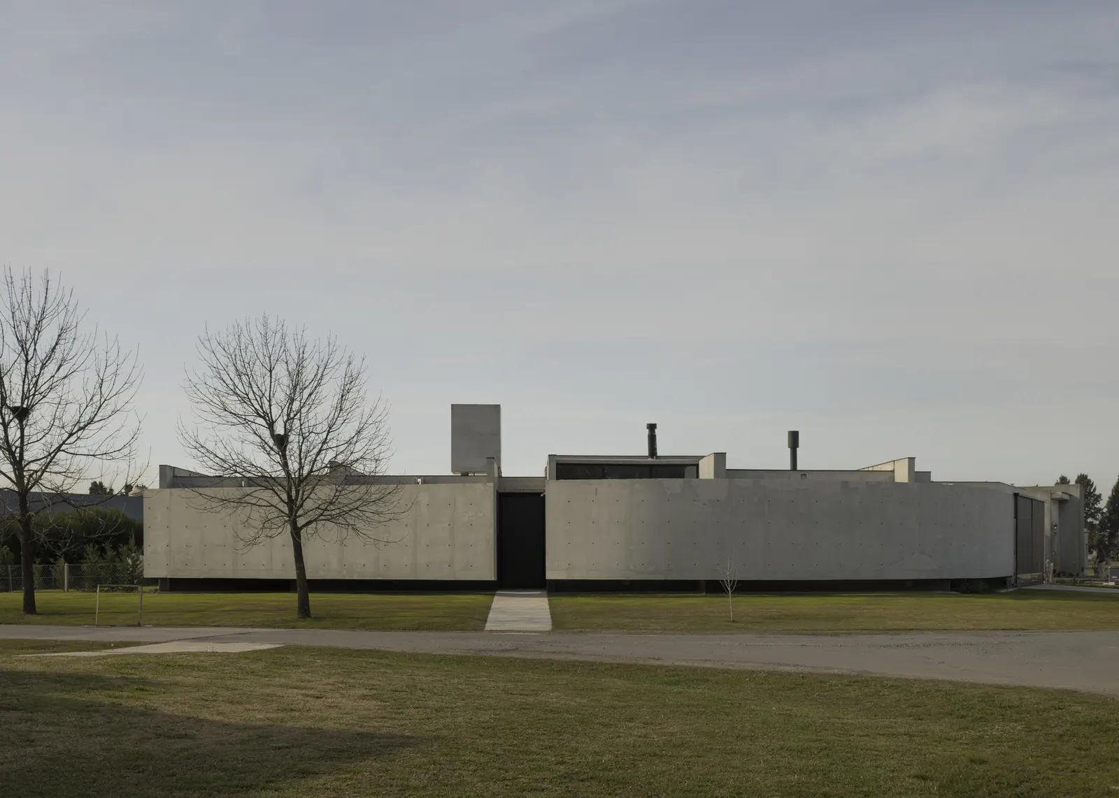 Exterior view of Casa Alba II, a modern concrete house with clean lines.