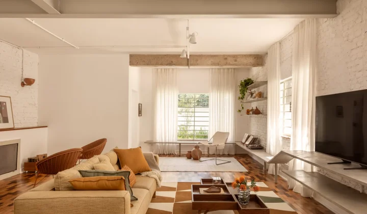 Limoeiro House by Mana Arquitetura Preserves 1940s Charm in Jardim Luzitânia