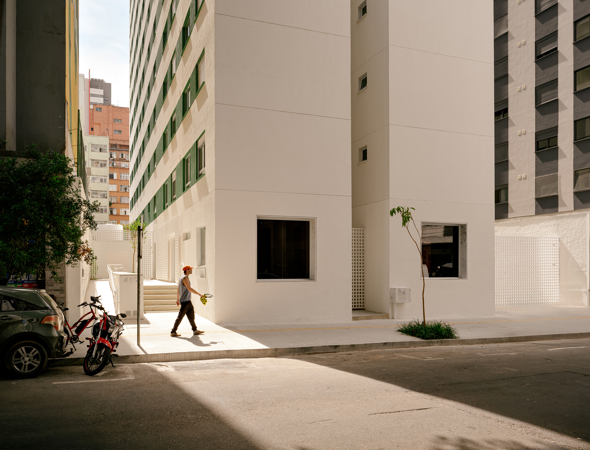 Fachada del Edificio Quadra Buarque con su local comercial y torre residencial.