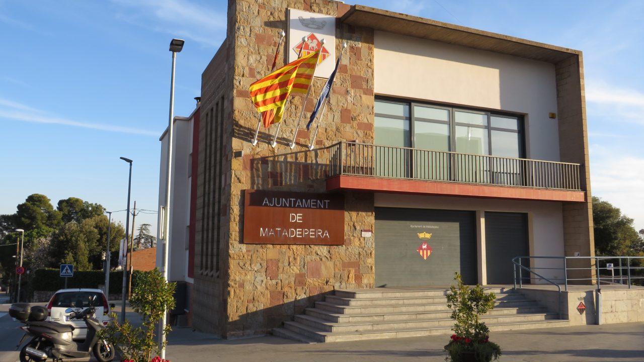 Casa bajo el Moore: Arquitectura que se fusiona con el paisaje rojo de Matadepera