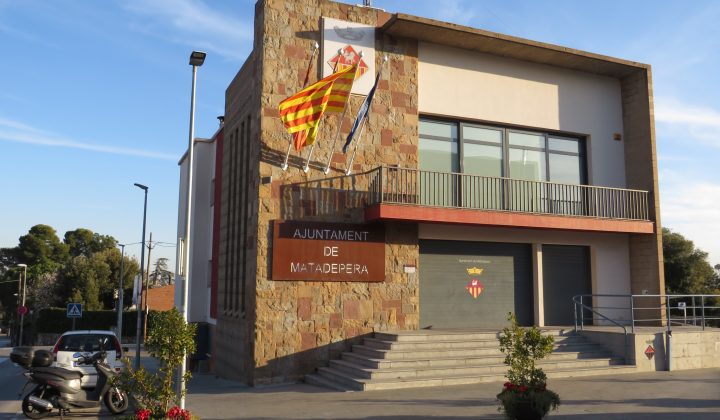 Casa bajo el Moore: Arquitectura que se fusiona con el paisaje rojo de Matadepera