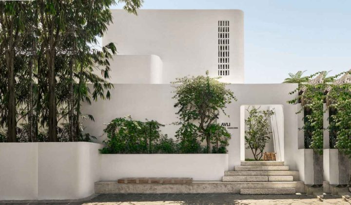 AVLI Restaurant in Bali Embraces Traditional Greek Courtyard Design