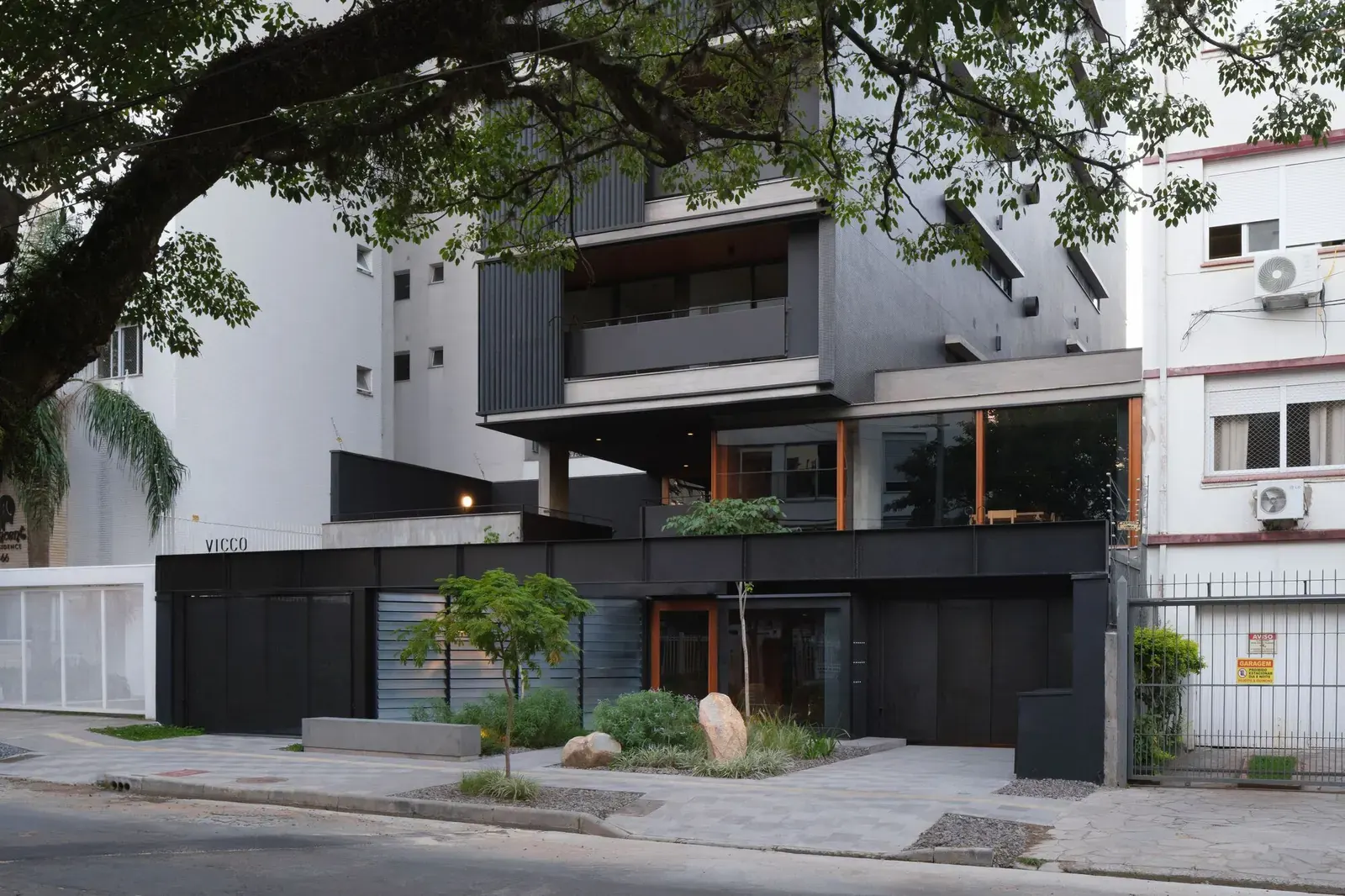 Exterior view of the Vicco Building in Porto Alegre, highlighting its facade and relationship with the street.