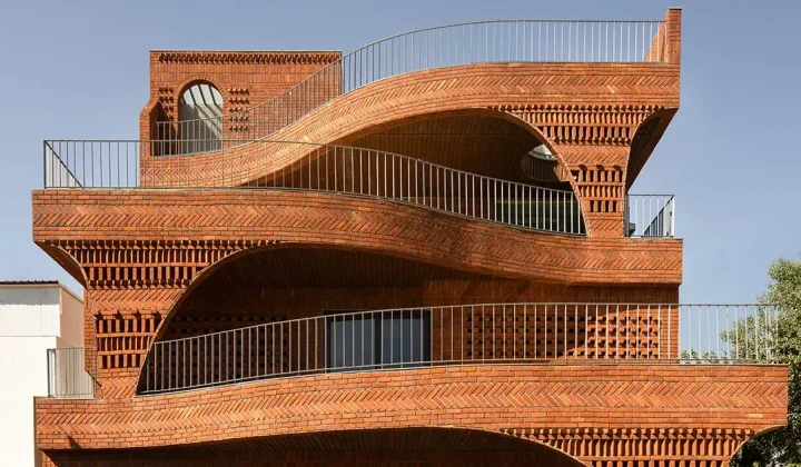 India’s ‘Anthill’ House Mimics Insect Mounds for Passive Cooling