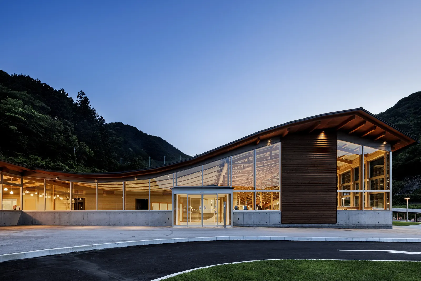 Makino's Roadside Station, a modern structure integrated with lush greenery in Sakawa, Kochi Prefecture.