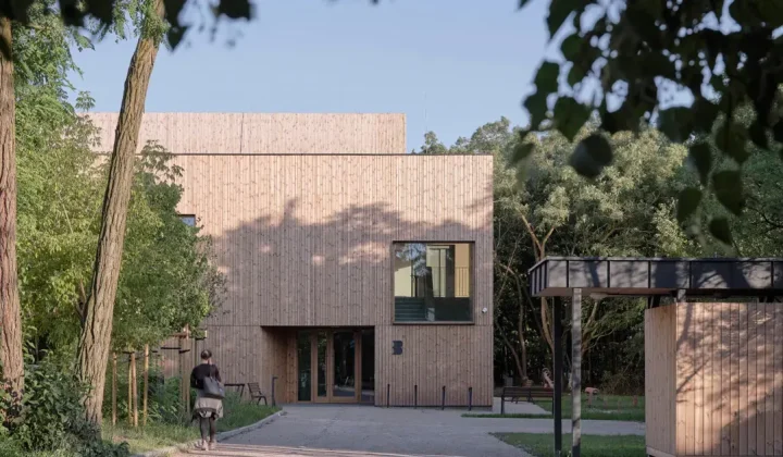 Ambient Architects Unveils Public Library Integrated with Warsaw’s Wooded Landscape