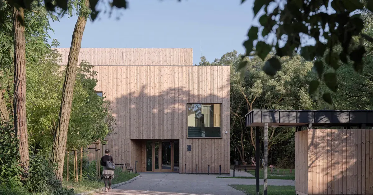 Ambient Architects Unveils Public Library Integrated with Warsaw’s Wooded Landscape
