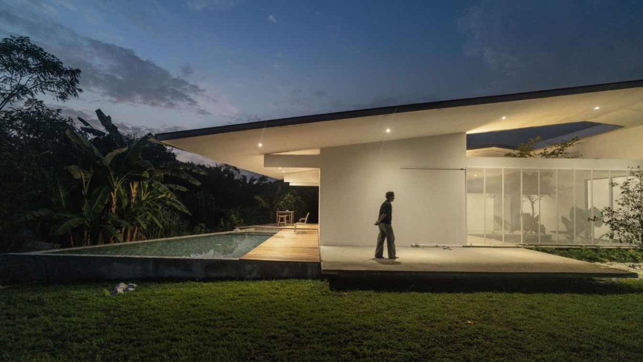 Stargazer House in Selangor, Malaysia, Embraces Courtyard Living Under a Protective Roof
