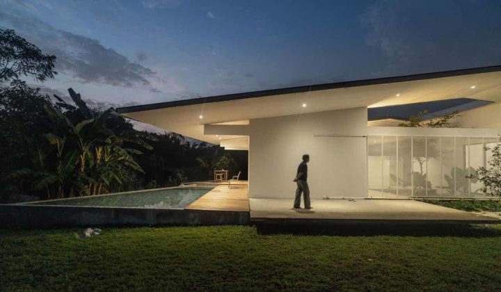 Stargazer House in Selangor, Malaysia, Embraces Courtyard Living Under a Protective Roof