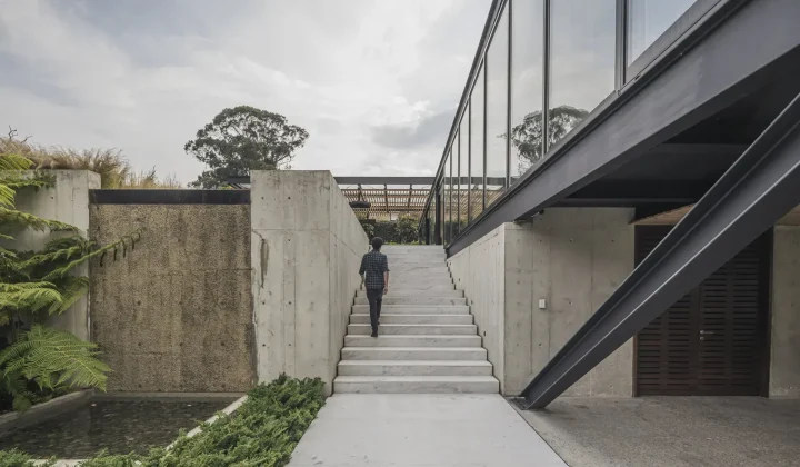 Steel House by Alto Arquitectura Showcases Prefabrication and Material Innovation