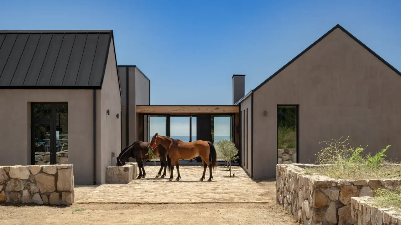 Illapangui del Peumo House: Vergara Arquitectos Designs Coastal Retreat with Courtyard Street