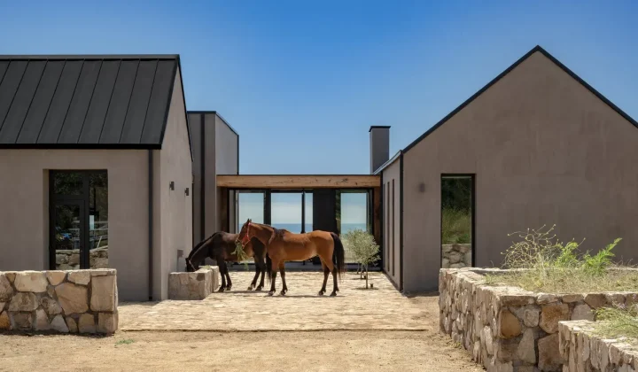 Illapangui del Peumo House: Vergara Arquitectos Designs Coastal Retreat with Courtyard Street