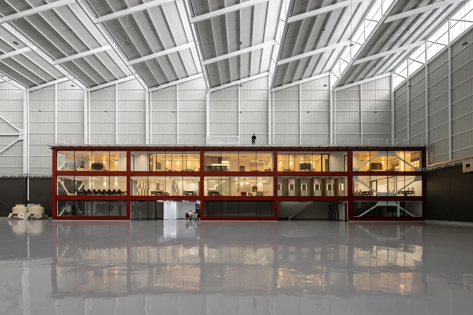 Exterior view of the expanded PARAISO office building and industrial warehouse by TEC Taller EC, showcasing its modern design against the backdrop of the Andean landscape.