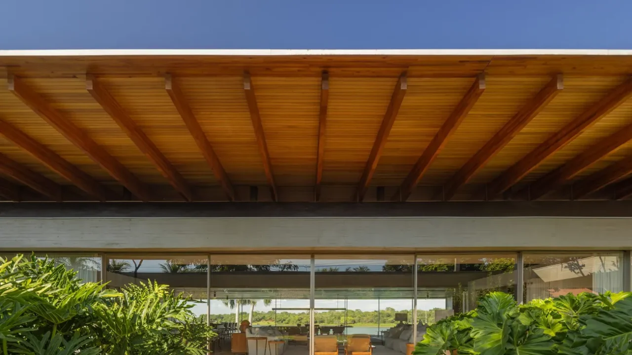 Alva House Embraces Marimbondo Reservoir Views in Minas Gerais