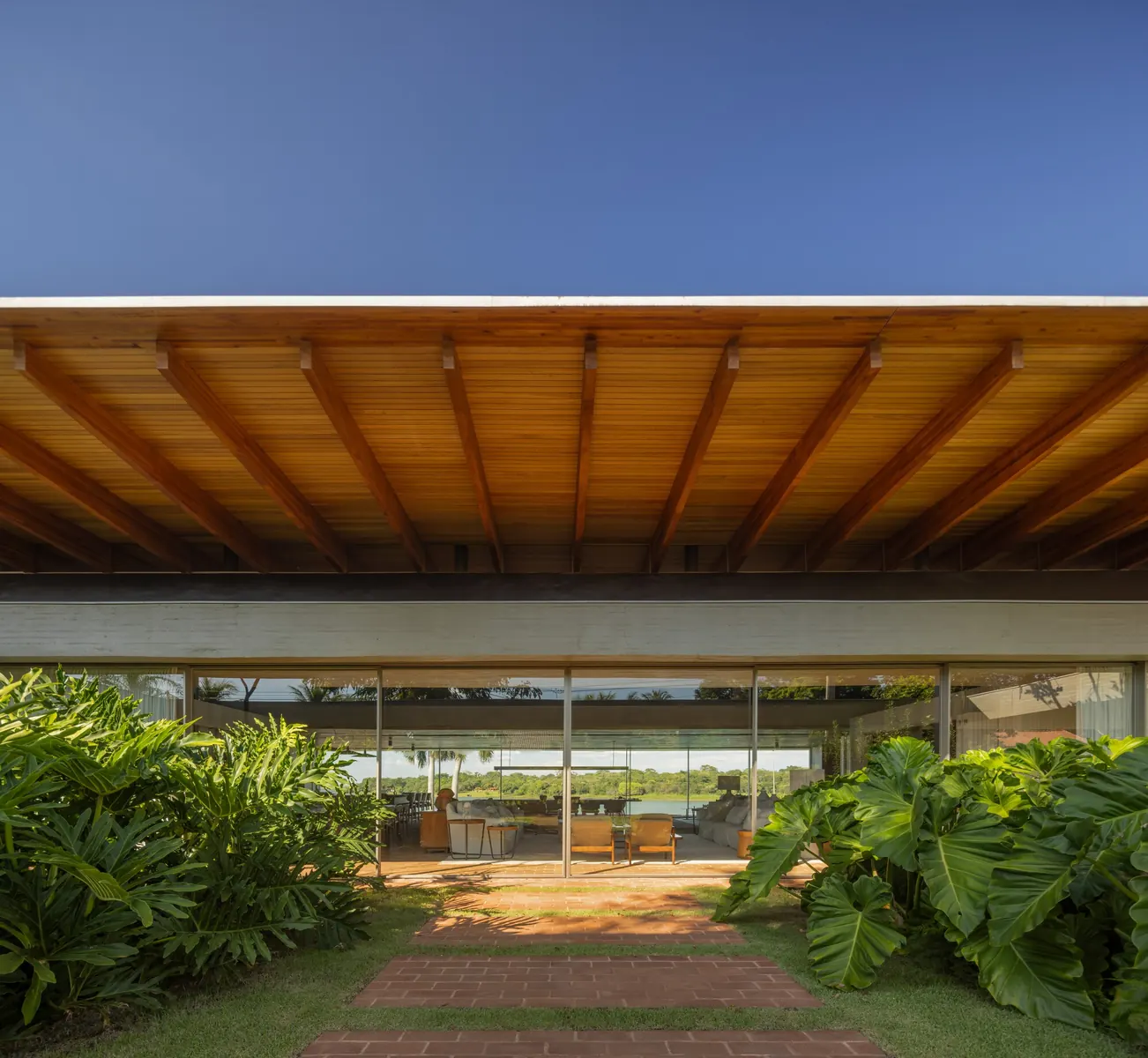 Alva House, a modern residential project by Felipe Caboclo Arquitetura, situated on the banks of the Marimbondo Reservoir.