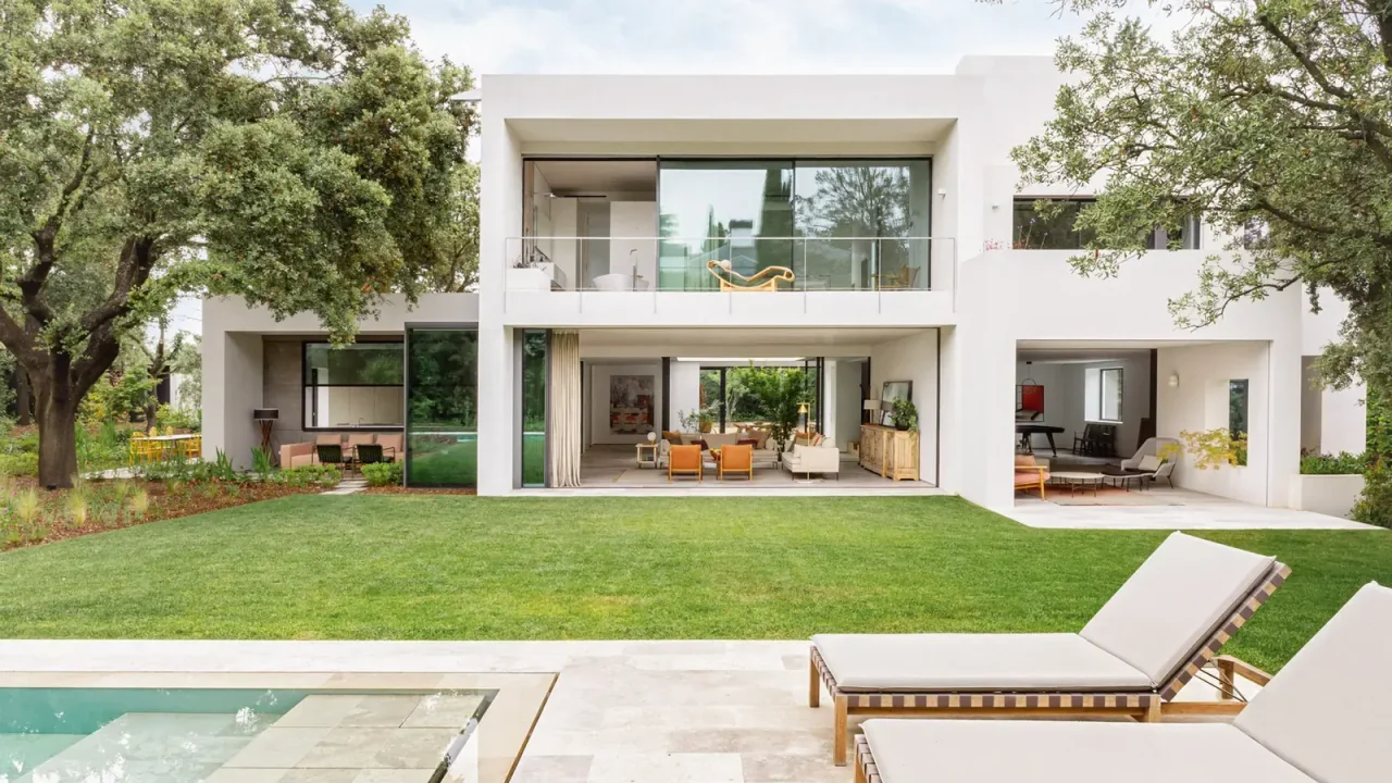 Ábaton Completes Full Renovation of a 600-Square-Meter House on a Large Plot in Madrid