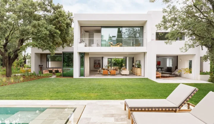 Ábaton Completes Full Renovation of a 600-Square-Meter House on a Large Plot in Madrid