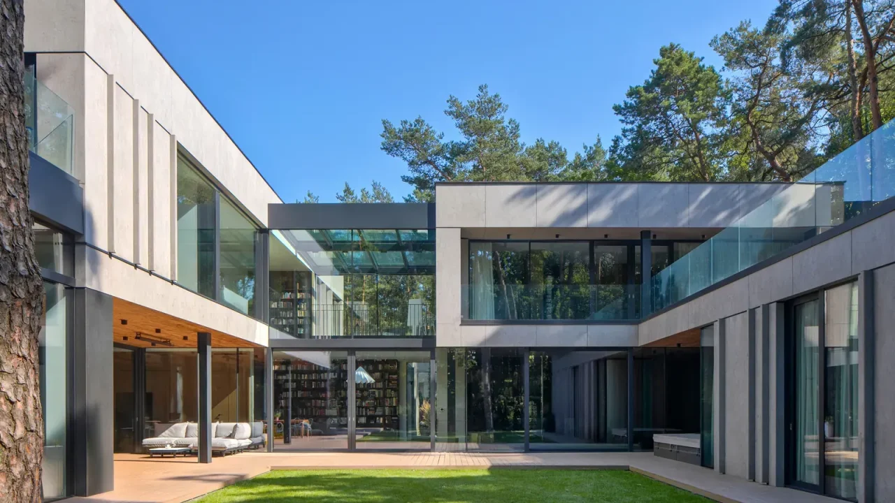 BBB House Seamlessly Integrates with Nature in Konstancin