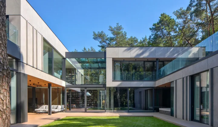BBB House Seamlessly Integrates with Nature in Konstancin