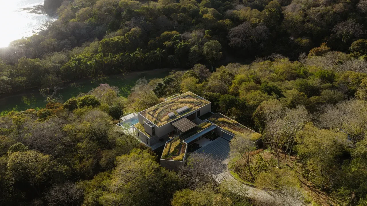 Casa Continuum: A Tropical Residence Designed for Seamless Integration with Nature