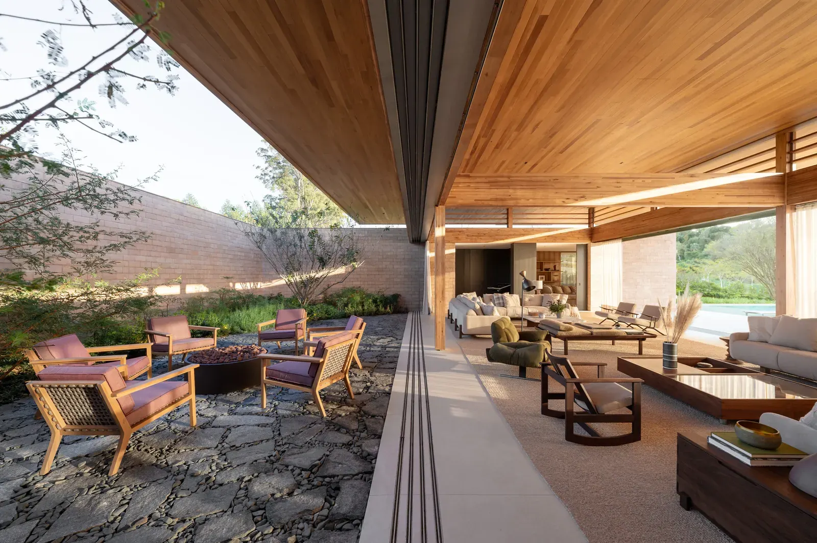 Exterior view of the CR Residence, a modern home nestled in a valley near Porto Feliz, São Paulo, Brazil.