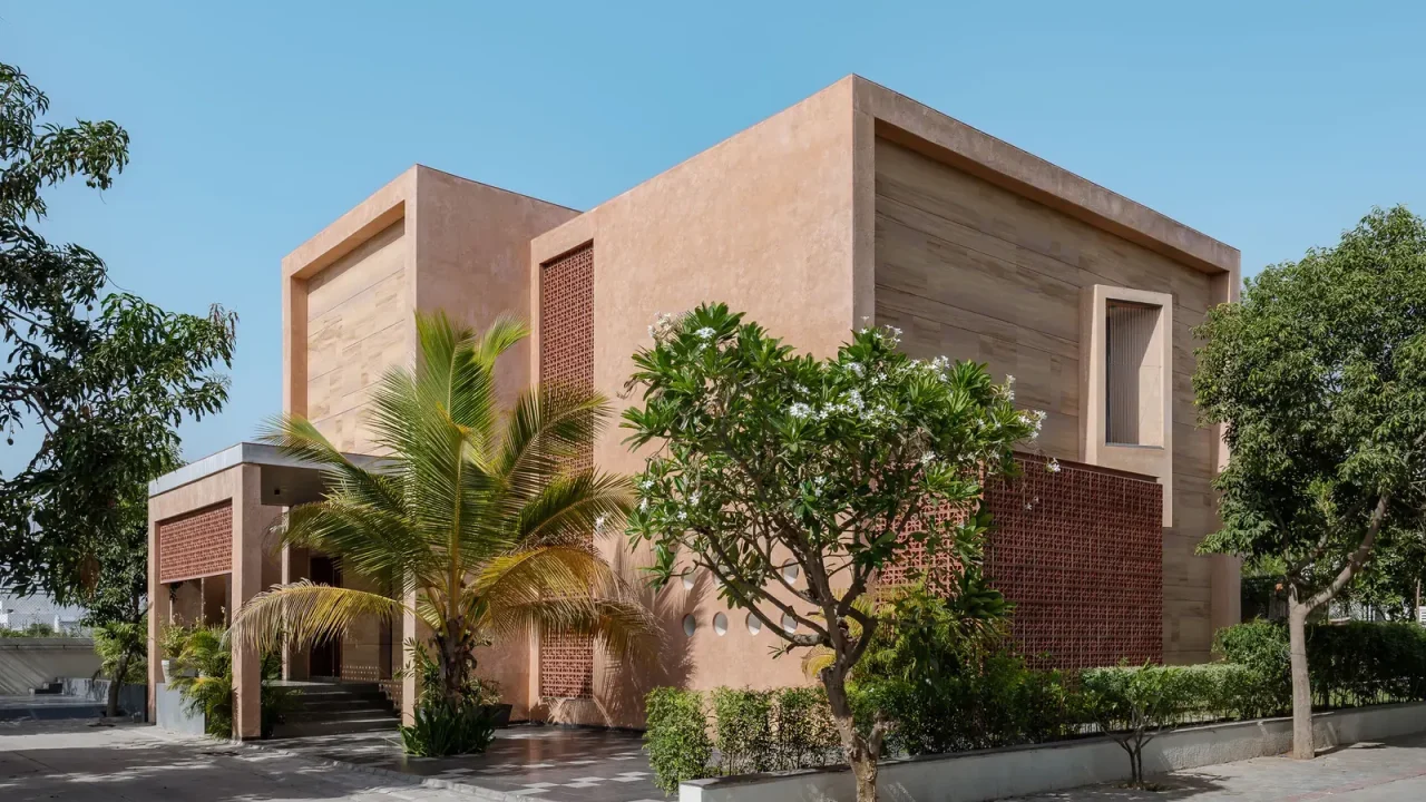 Neeti-Lime House by DINTERPLAY ARCHITECTS Embraces Traditional Wisdom in Arid Gujarat