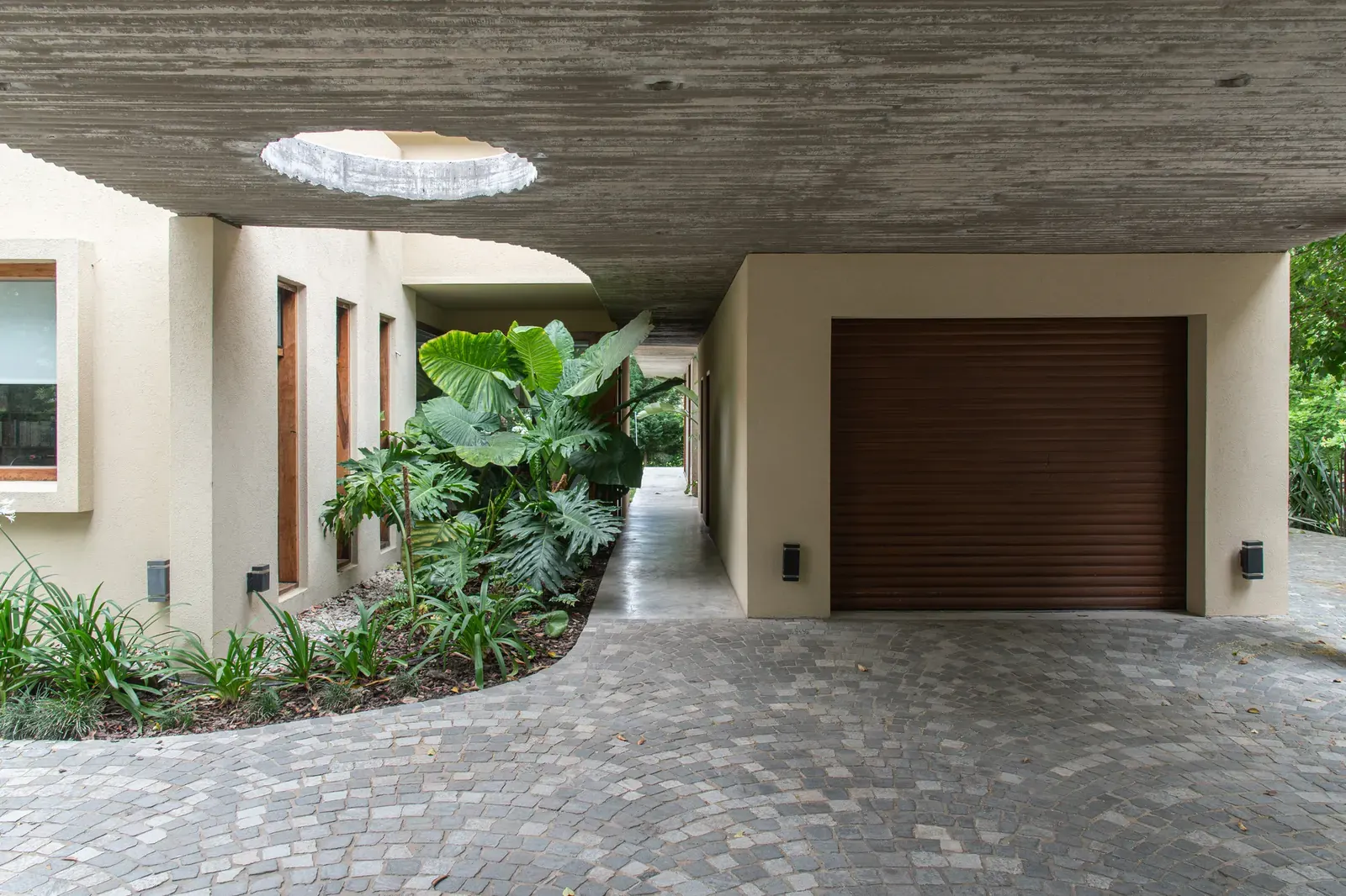 Exterior view of the Leloir Studio Pavilion, showcasing its clean lines and integration with the surrounding greenery.