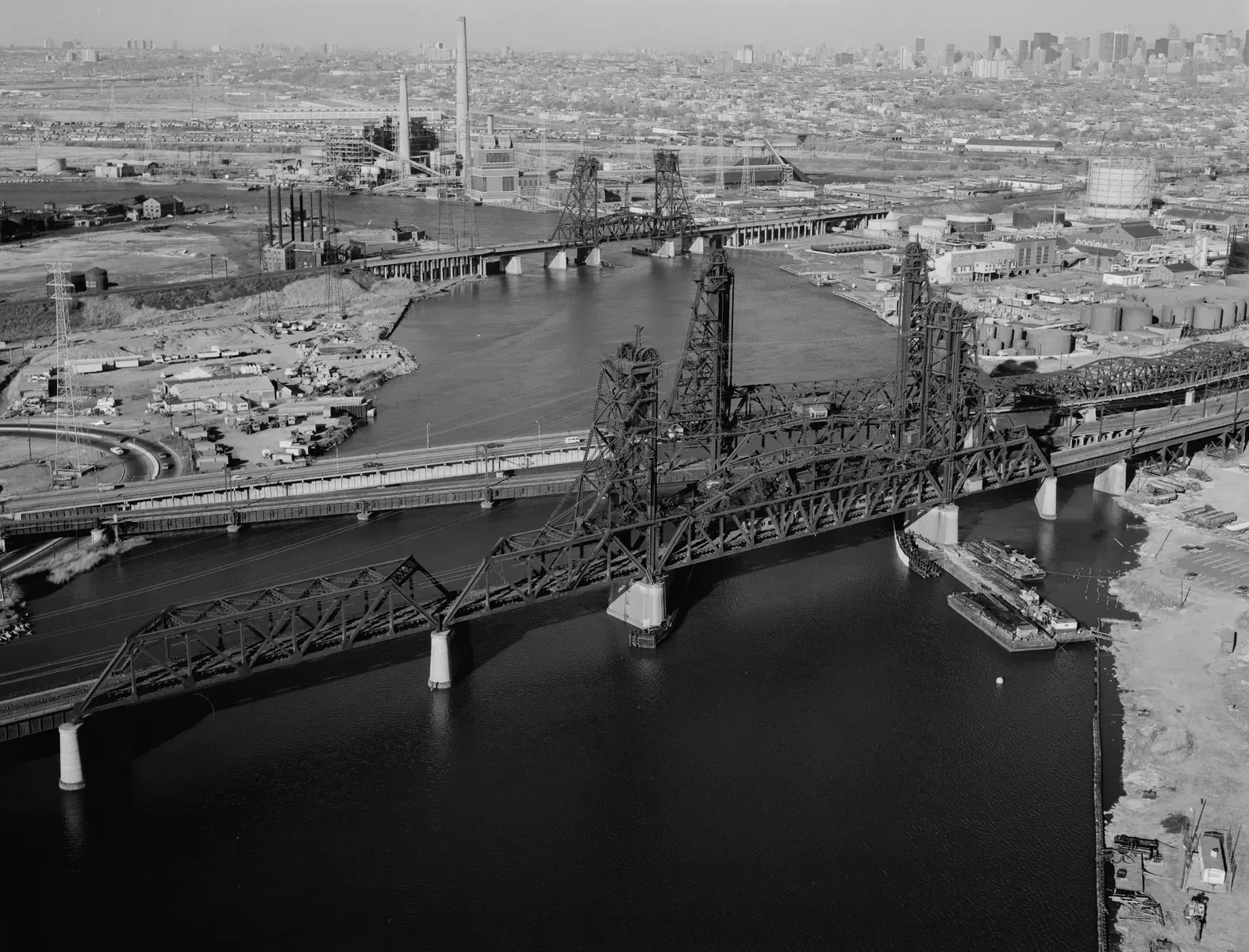 Rectangular floating pool prototype Pool 1 of the +Pool project under construction on a barge in the East River, Brooklyn, with the city skyline in the background and the