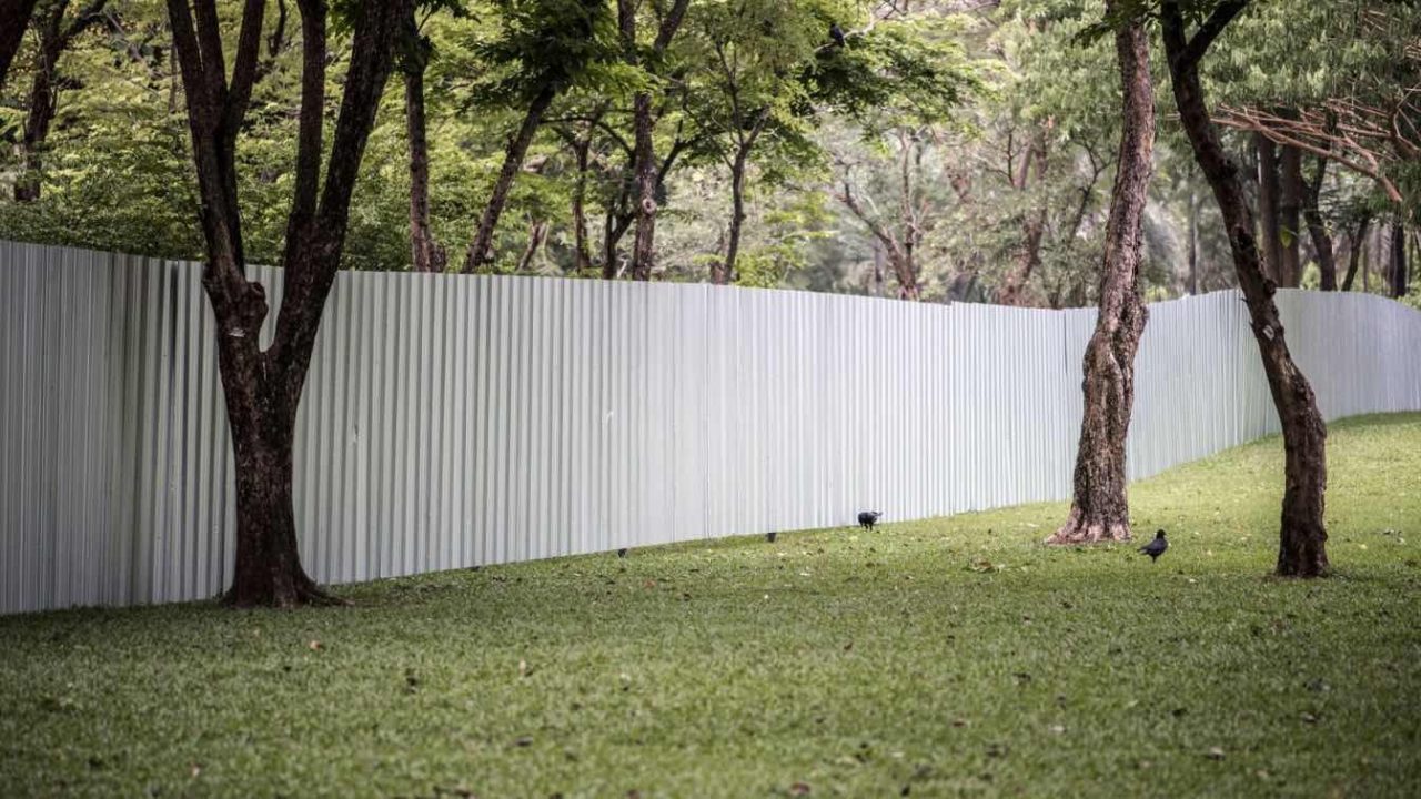 Architectural Fencing Trends Redefine Home Boundaries