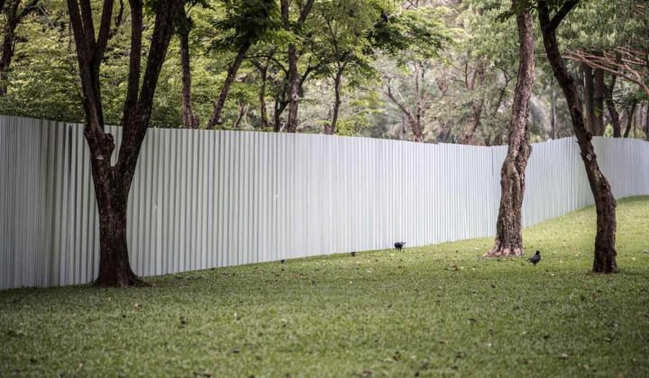 Architectural Fencing Trends Redefine Home Boundaries