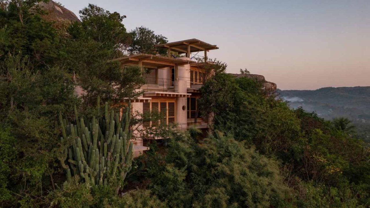 Studiofont Completes Casa Diez Pies on a Steep Cliff in Mazunte, Oaxaca
