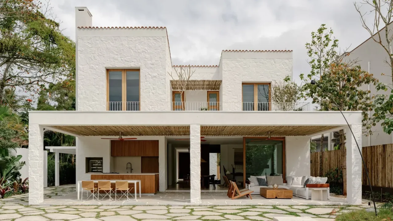 Felipe Hess Arquitetos Unveils Laranjeiras House: A Study in Volumetric Restraint and Spatial Lightness