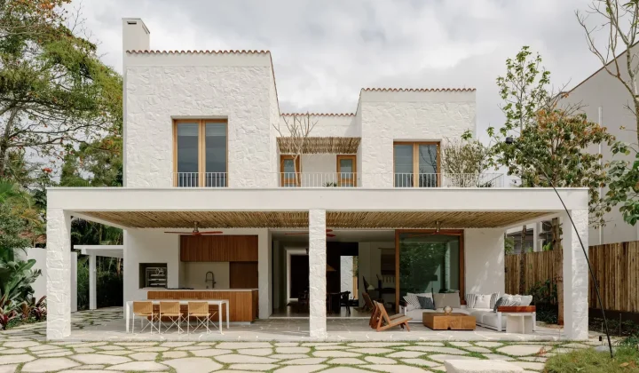 Felipe Hess Arquitetos Unveils Laranjeiras House: A Study in Volumetric Restraint and Spatial Lightness