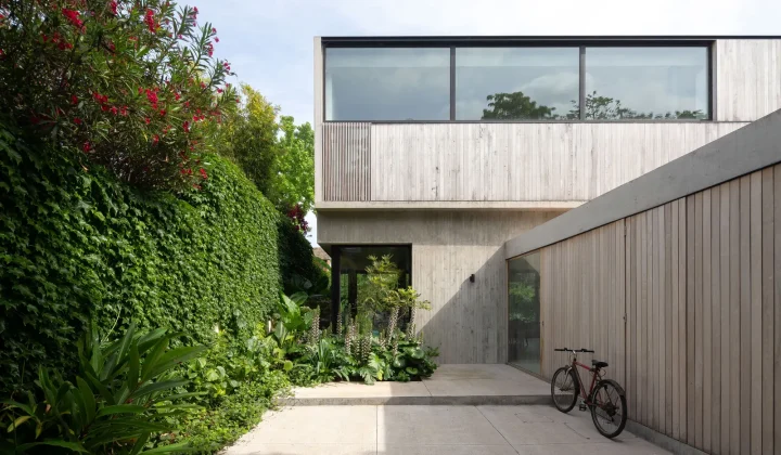 Casa Libertad by Clusellas Ades Reframes a Suburban Lot in Vicente Lopez