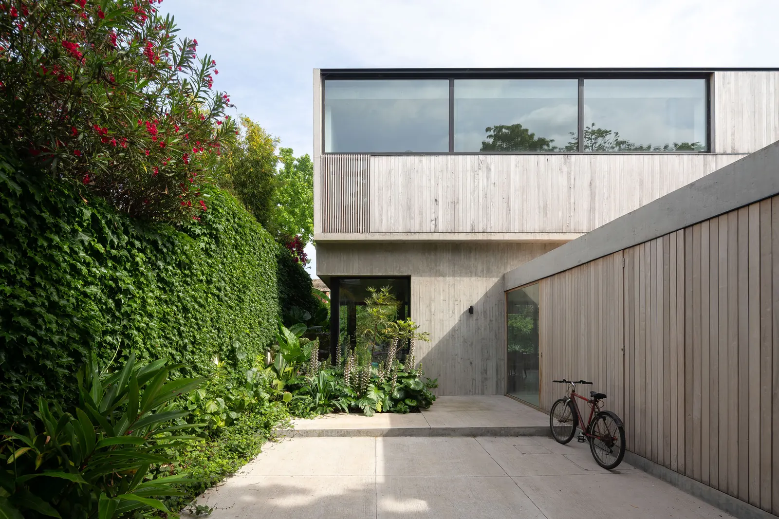 Casa Libertad by Clusellas Ades, a suburban house in Vicente Lopez, Argentina