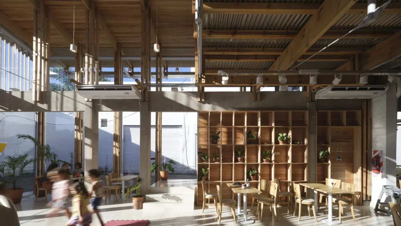 DRM Arquitectura Expands an Existing Building Into a Drive-Through Ice Cream Shop in Argentina