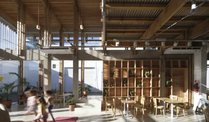DRM Arquitectura Expands an Existing Building Into a Drive-Through Ice Cream Shop in Argentina