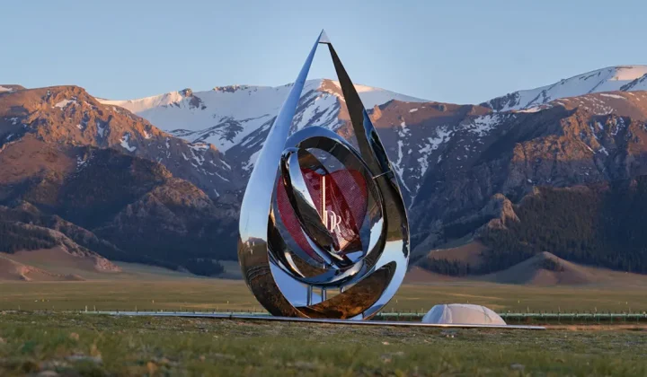 Mirrored ‘Water Drop’ Installation Captures Xinjiang’s Natural Beauty