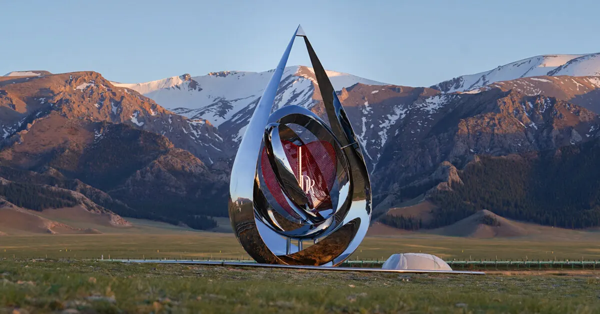 Mirrored ‘Water Drop’ Installation Captures Xinjiang’s Natural Beauty