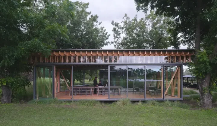 Galetto Estudio Completes Timber and Glass Pavilion Beneath Pecan Canopy in Córdoba
