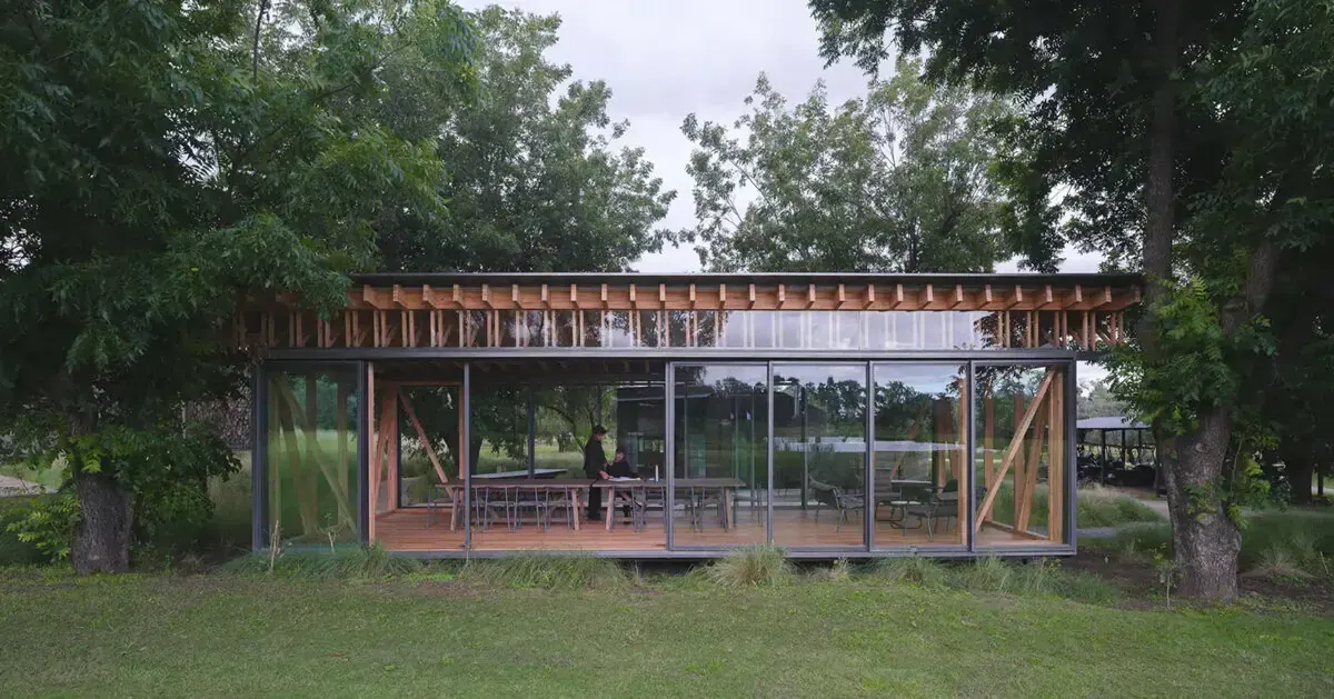 Galetto Estudio Completes Timber and Glass Pavilion Beneath Pecan Canopy in Córdoba